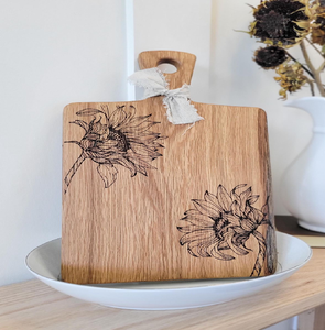 Tabla de cortar de madera grabada con flores silvestres, disponible a precios de mayorista para cocinas inspiradas en la naturaleza y para regalos. - Product Image 4