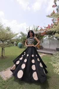 Ensemble ethnique de mariage pour femme en soie romaine indienne lourde, comprenant un Lehenga Choli, un Dupatta en soie Pashmina à motifs patchwork, coupe ajustée, longueur ras du sol, taille XXL - Product Image 1