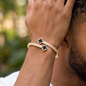 Brazalete de Oro Sólido de 14K para Mujer con Diamantes y Motivo de Trébol de Ónix Negro, Estilo Hip Hop para Fiestas y Eventos - Product Image 3