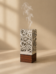 Brûleur à encens moderne en calligraphie arabe avec base en bois, brûleur à encens en métal, porte-charbon pour oud, décoration d'intérieur, décoration arabe pour la maison - Product Image 1