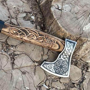 ขวานไวกิ้ง ดีไซน์สแกนดิเนเวียนแบบนอร์ดิก ใบมีดเหล็กกล้าคาร์บอนเกรดอุตสาหกรรม ด้ามไม้ทำมือ ดีไซน์สวยงาม ของสะสมตกแต่ง - Product Image 6