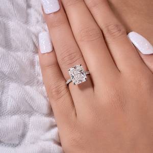 แหวนหมั้นมอยส์ซาไนต์ทรงเรเดียนท์คัท 5.75 กะรัต, แหวนทรงเรเดียนท์คัทแบบครัชไอซ์, ทรงเรเดียนท์แบบยาว, แหวนแบบฮาโลซ่อน - Product Image 1