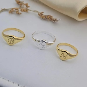 Bague personnalisée avec initiales |   Initiales personnalisées |   925 Estampillé |   Cadeau pour la Saint-Valentin |   Cadeau pour elle |   Bague signet rose |   Dos solide - Product Image 5