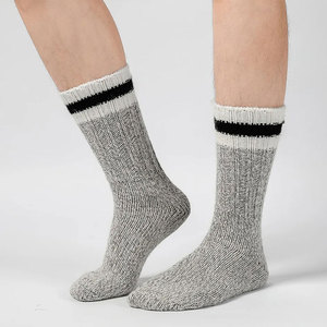 Chaussettes de sport athlétiques unisexes en coton à compression élastique personnalisées en gros pour la course à pied, le cyclisme et la gym - Product Image 1