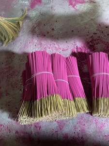 ผู้จัดจำหน่ายธูปเวียดนาม ธูปสีชมพู ขนาด 12 นิ้ว – ธูปไร้กลิ่น ติดทนนาน เผาไหม้สะอาด แกนไม้ไผ่ - Product Image 2