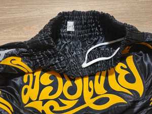 Pantalones cortos de muay thai premium hechos con tela ligera, transpirable y de secado rápido, y cintura elástica para un entrenamiento cómodo. - Product Image 5