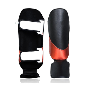 Protège-tibias en cuir légers et confortables pour l'entraînement de boxe et MMA – Équipement de protection de haute qualité, durables et écologiques avec fixation à crochet - Product Image 6