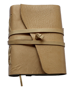 สมุดบันทึกหนังแท้ Buffalo TC ทำมือ พร้อมซองใส่ปากกาเข้าชุด หนังฟอกฝาดธรรมชาติ สีเดียวกัน วัสดุเดียวกัน - Product Image 1