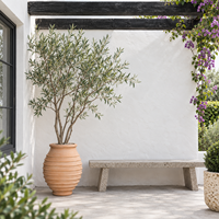 Vase décoratif artisanal en béton, finition artisanale, modèle Pithos, couleur Blush Peach, avec bandes ondulées, pied étroit et épaule large, pour patio