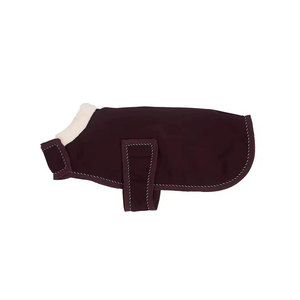 Manteau pour chien en microfibre bordeaux avec col blanc et sangle réglable - Product Image 1