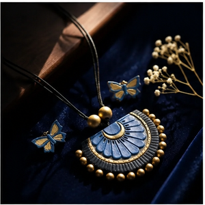 Collier en résine d'art populaire avec pendentif éventail bleu et boucles d'oreilles papillon, cadeau sur le thème des fêtes - Product Image 3