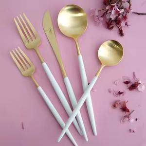 Elegante Juego de Cubiertos Metálicos para Servir Comida, Cuchara y Tenedor, Diseñados para Uso en Restaurantes de Primera Calidad - Product Image 3