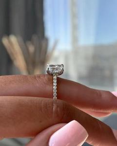 Anillo de compromiso de diamante talla radiante en oro blanco macizo con banda pavé, anillo de promesa solitario de cuatro puntas, anillo nupcial de lujo - Product Image 3