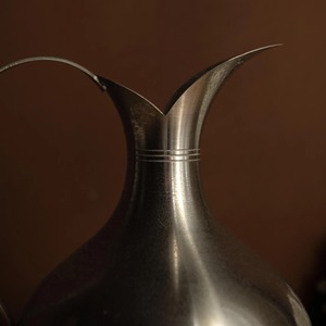 Pichet artisanal en acier inoxydable argenté, design classique, grande capacité, idéal pour la maison, les dîners et les fêtes, fabriqué en Inde - Product Image 5