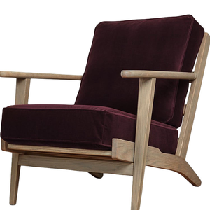 Ce fauteuil populaire présente une structure robuste en bois massif et une revêtement en velours foncé moelleux et durable. - Product Image 1