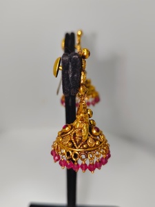 Pendientes Clásicos Antiguos de Oro Sólido de 22k, Hechos a Mano con Motivo de Lakshmi, Esmeraldas Verdes y Perlas Naturales para Boda - Product Image 3