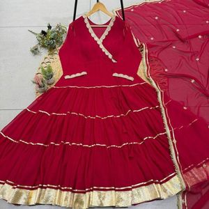 Sari en Georgette Rouge Style Angarkha pour Karwa Chauth, avec Dupatta de 15 mètres à grande ampleur, orné de Gotta Patti et de broderies miroir véritables, longueur au sol, séchage rapide - Product Image 4