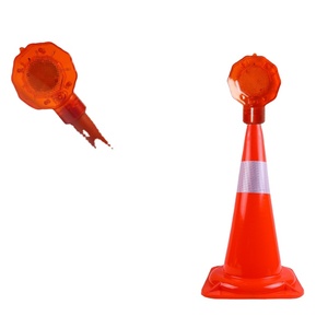 Cône de signalisation routière en plastique avec lumière d'avertissement LED clignotante, haute visibilité, sécurité routière d'urgence, barricade alimentée par batterie, protection IP33 - Product Image 1