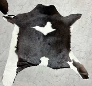 Peau de veau 100% naturelle avec poils, bords ronds, motif brut, pour la fabrication de tapis et d'accessoires de décoration intérieure, ainsi que pour sacs et ceintures - Product Image 1