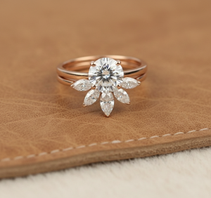 Anillo de compromiso solitario de moissanita brillante de 2 quilates con banda delicada de cinco piedras de corte marquesa y diseño de chevron, conjunto nupcial. - Product Image 5