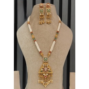 Ensemble collier et boucles d'oreilles élégants en alliage plaqué or avec zircon et perles d'imitation pour femmes, bijoux ethniques de mariage - Product Image 1
