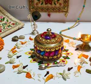 Caja de Kumkum de Latón Chapado en Oro BH Crafts con Piedras Esmaltadas Pulimentadas, Decoración Tradicional para el Hogar, Contenedor Decorativo para Bodas - Product Image 5