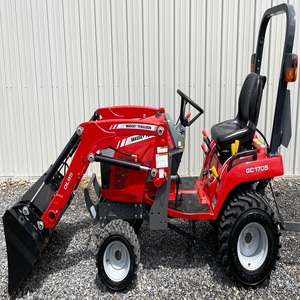 Tracteur à roues Massey Ferguson GC1705 haute performance avec moteur robuste et système de roulement de chargeur frontal inclus - Product Image 5