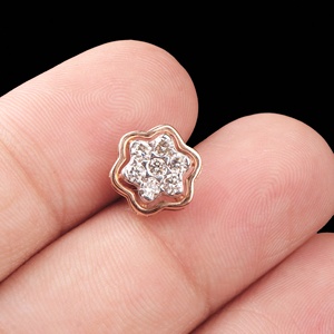 Pendientes de tuerca florales de oro rosa macizo de 14 quilates con diamantes de dos tonos al por mayor Memoria Jewels - Product Image 6