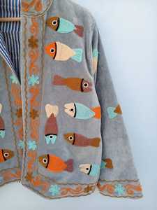 Veste Suzani en velours brodée à la main pour femme, motif poisson, style bohème vibrant, manteau d'hiver artistique et coloré pour femme, vêtement d'extérieur pour festival - Product Image 4