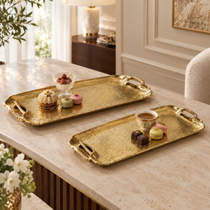 Plateau en aluminium finition or brillant, forme rectangulaire martelée avec poignées latérales |   Collection de service raffinée pour la table - Product Image 2