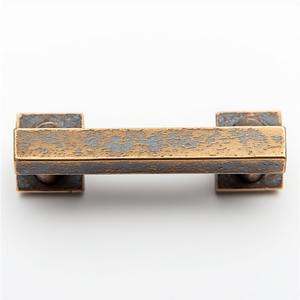 Manija de puerta de metal de diseño, diseñada para proyectos de interiorismo de alta gama que combinan estilo y funcionalidad. - Product Image 2