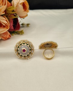 Bague Ronde en Kundan avec Perles et Pierres Élégantes, Ornée de Motifs Meenakari, pour Femme – Idéale pour Mariage, Tenues Ethniques et Festives – Vente en Gros - Product Image 1