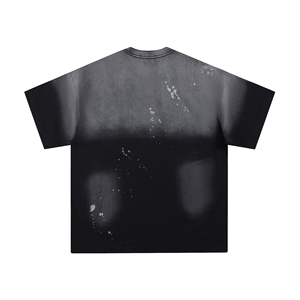 เสื้อยืดโอเวอร์ไซส์สีดำลายฟอกสีสไตล์สตรีทแวร์ แขนสั้น คอกลม สำหรับผู้ชาย พร้อมลายสาดสีแบบดิสเทรส - Product Image 2
