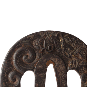 Tsuba japonais de la période Edo en fer avec incrustation dorée, motif dragon et vagues brutes, garde de sabre rond non marqué - Product Image 6