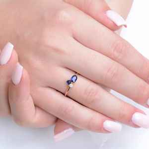 แหวนแซฟไฟร์สีน้ำเงินรูปไข่ทรงสวยงาม เงินแท้ 925 ชุบทอง 14K สไตล์มินิมอล ของขวัญประจำเดือนกันยายน - Product Image 6