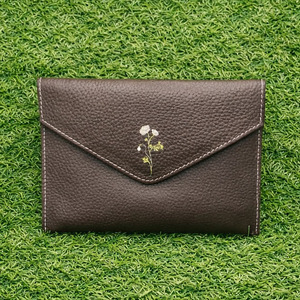 กระเป๋าคลัทช์หนังวัวลายดอกไม้สุดหรูสำหรับผู้ชาย ดีไซน์พับสองตอนแบบมีสไตล์ พร้อมกระดุมล็อคแน่นหนา รุ่น 2026 - Product Image 1