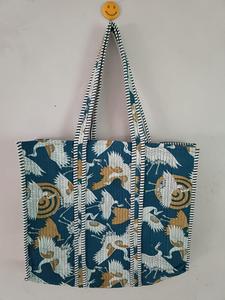 Sac fourre-tout matelassé pour femmes, sac à main tendance imprimé à la main, sac à bandoulière pour usage quotidien, motif floral pour femmes et filles - Product Image 2
