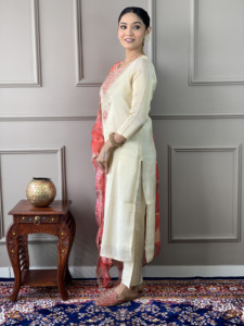 Ensemble pour femme : Kurta droite brodée en soie Chanderi crème dorée avec doublure, pantalon en soie Chanderi et dupatta imprimé en soie - Product Image 3