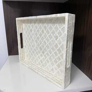 Plateau Organisateur Décoratif Rond Artisanal Haut de Gamme en Os Incrusté avec Motif Mosaïque Géométrique Intemporel pour Bijoux, Parfums, Bougies - Product Image 1