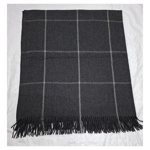 Manta súper suave con diseño a cuadros en color carbón y blanco para cama y sofá, con tela cálida y cómoda - Product Image 3