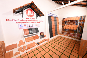 Tuiles de toit en terre cuite rouge de style traditionnel personnalisées – Article très demandé pour la construction extérieure, fabriquées en céramique d'argile vietnamienne - Product Image 3