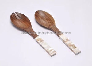 Cuillère élégante et sophistiquée fabriquée par des artisans indiens avec du bois de manguier et un travail de fine incrustation de nacre en INDE - Product Image 3