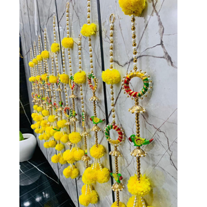 Décoration murale artisanale en fleurs de souci avec perroquet décoratif et clochettes dorées, idéale pour les mariages et festivals traditionnels indiens - Product Image 3