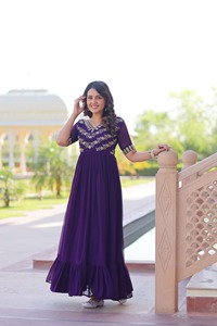 Robe de soirée indienne style Bollywood, ornée de perles multicolores et de broderies, idéale pour les mariages et les fêtes. - Product Image 3
