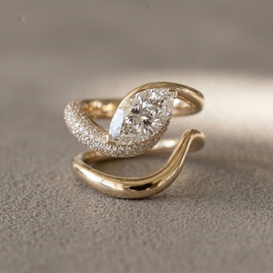 Bague de fiançailles et de mariage unisexe en or blanc 14 carats, fabriquée à la main, avec diamant taille marquise IGI cultivé en laboratoire, tendance Mantra Diamond - Product Image 4