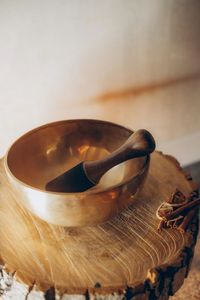 Bol de méditation artisanal en laiton avec marteau de frappe, conçu pour les enseignants de yoga, les thérapeutes sonores et les chakras - Product Image 4