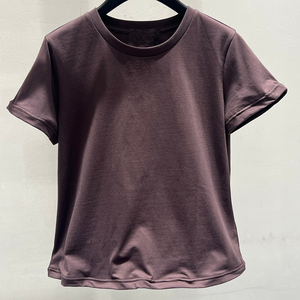 เสื้อยืดแขนสั้นคอกลมพิมพ์ลายสำหรับผู้หญิง ทรงหลวม สวมใส่สบาย เหมาะสำหรับฤดูร้อน ผลิตจากผ้าฝ้าย 100% ป้องกันการยับ พร้อมโลโก้ - Product Image 1