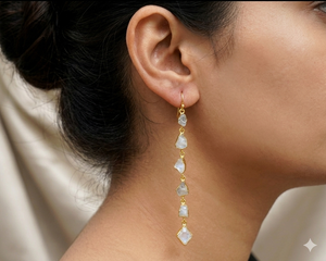 Boucles d'oreilles pendantes en pierre de lune naturelle plaquées or 18 carats, fabriquées à la main - Bijoux tendance unisexes - Product Image 1