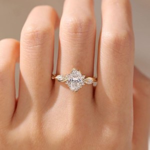 Anillo Romántico con Diamante Ovalado de 2.01CT VS2, Diseño Floral, Oro Amarillo de 14K, Regalo para Bodas, Cumpleaños y Eventos - Product Image 5