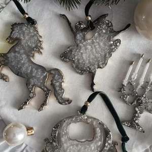 Ornement de Noël en résine scintillante dorée en forme de flocon de neige, fait main, à suspendre, décoration festive pour la maison - Product Image 4